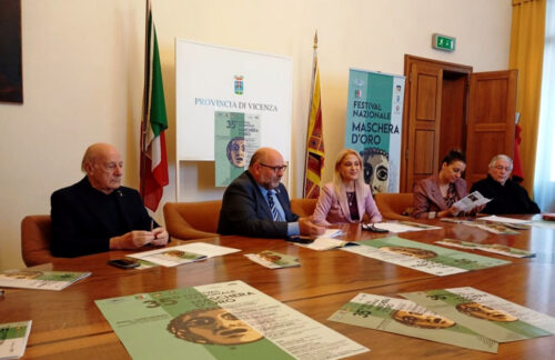 Maschera d’Oro 2026: presentato nella sede della Provincia di Vicenza il cartellone – Si parte sabato 10 ottobre con “Così è (se vi pare)” | VIDEO