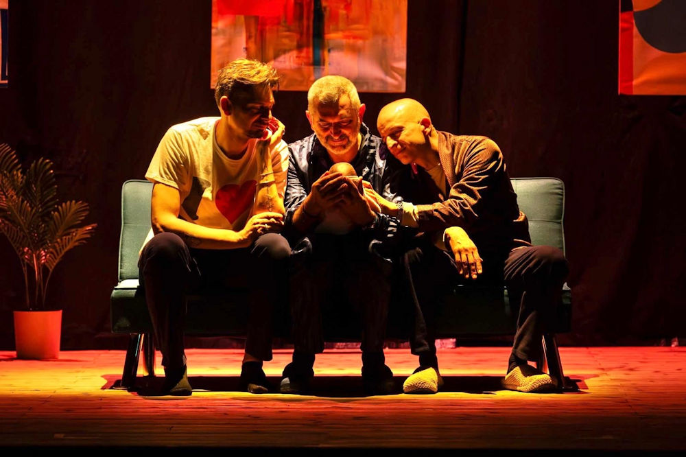 Festival Nazionale Maschera d’Oro 2026: sabato 31 ottobre “Tre papà e un bebè” di Quanta Brava Gente, commedia che stravolge i cliché sulla paternità